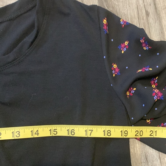 The Pioneer woman beautiful blouse. Black with Floral Sheer Sleeves Size Large - Picture 5 of 8